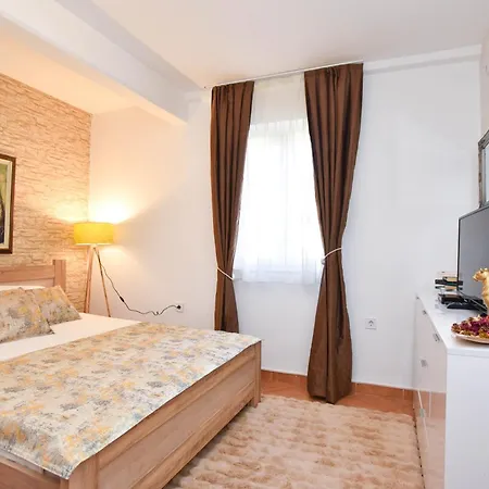 בודווה Royal Garden Apartments & Gastronomy מראה חיצוני תמונה